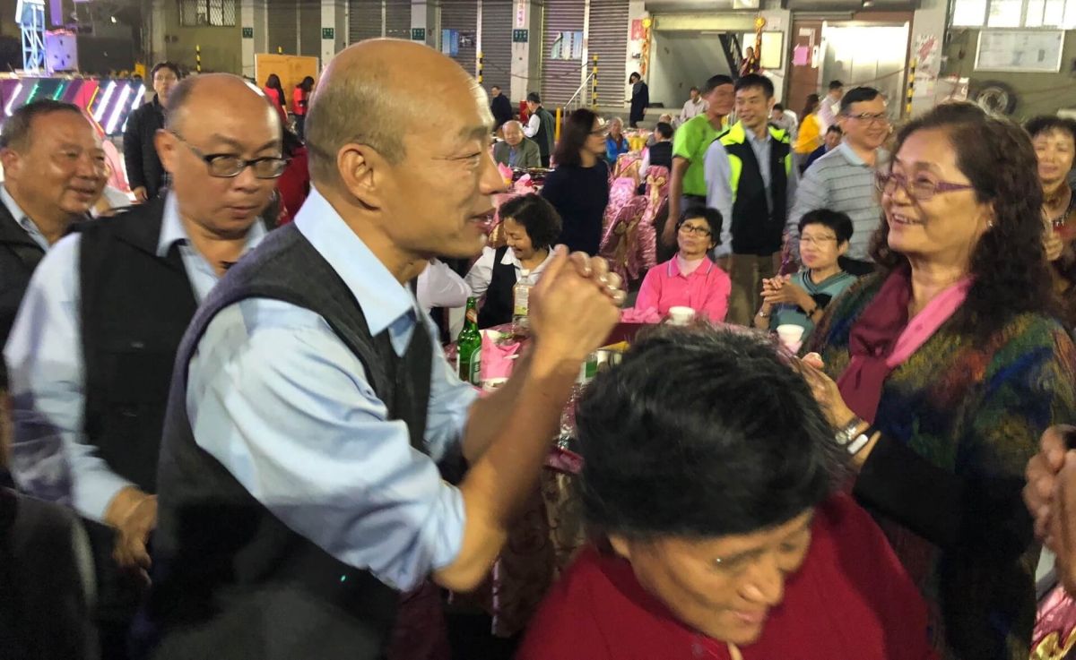 ▲台灣電力公司高雄區營業處舉辦年終聯歡餐會活動，由處長陳阿勝(右4)主持。(圖／記者黃守作攝，2019.01.30) 