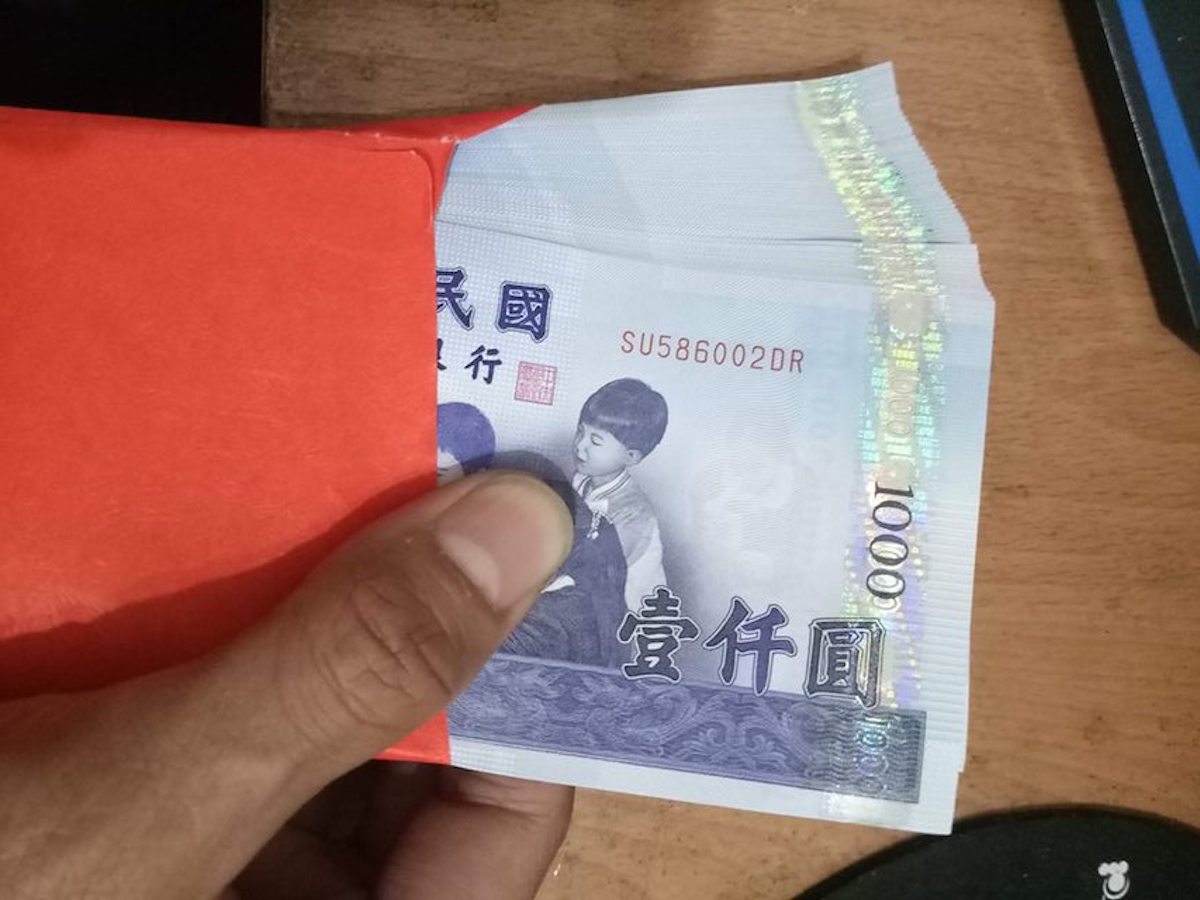 ▲有網友透露，自己被總經理召回公司，才到職未滿 1 年的他，竟然領到一疊厚厚的 2 個月年終獎金。（圖／翻攝自爆廢公社）