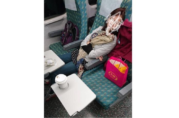 ▲一名女乘客在高鐵上 1 人霸占 3 位，有人上前詢問「是否為空位？」她竟囂張冷回「等一下有人會上車」，隨後就裝睡。（圖／翻攝自臉書社團爆怨公社）