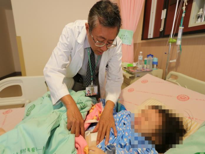 ▲醫師經由觸診，發現女兒腹部似乎有硬塊 (圖／亞大醫院提供2019.1.31)