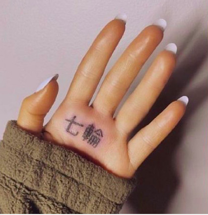 ▲亞莉安娜宣傳新歌，曬出日文漢字刺青的意思卻予想表達的意境相差甚遠。（圖／環球音樂提供）