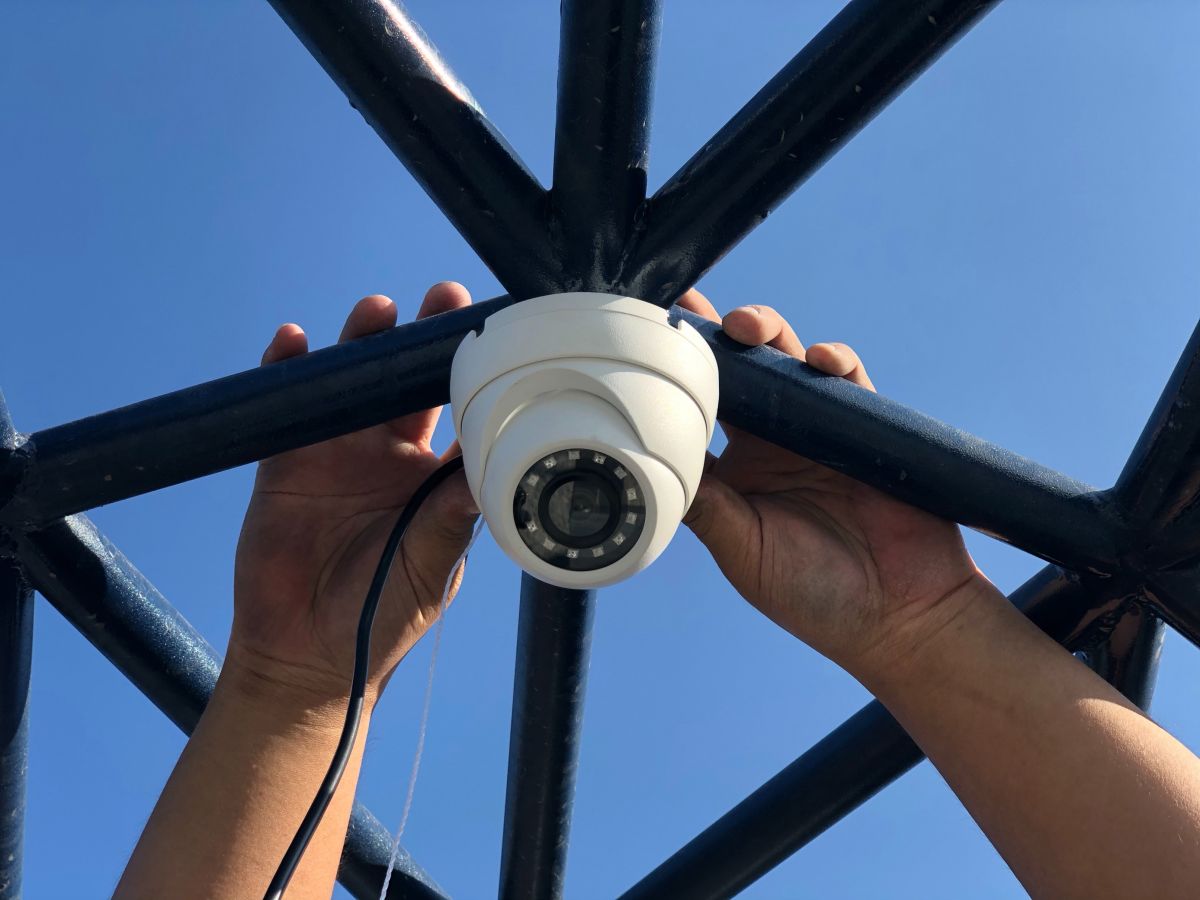 ▲廠商在「大魚的祝福」安裝監視器隨時監看，保護藝術創作。（圖／記者陳聖璋攝，2019.01.31）