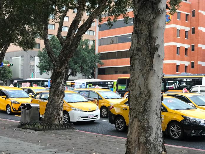 上千輛計程車業者不滿Uber非法搶生意，31日號召數千輛計程車繞行包圍行政院（圖／記者林人芳攝，2019,01,31）