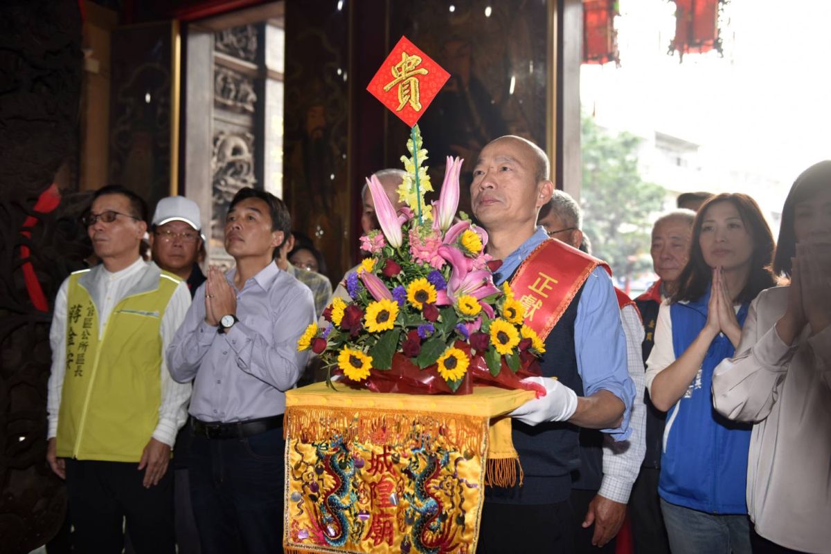 ▲高雄市長韓國瑜今日走訪梓官區赤慈宮、中崙城隍廟以及通安宮參香祈福。（圖／高雄市政府提供,2019.01.31）