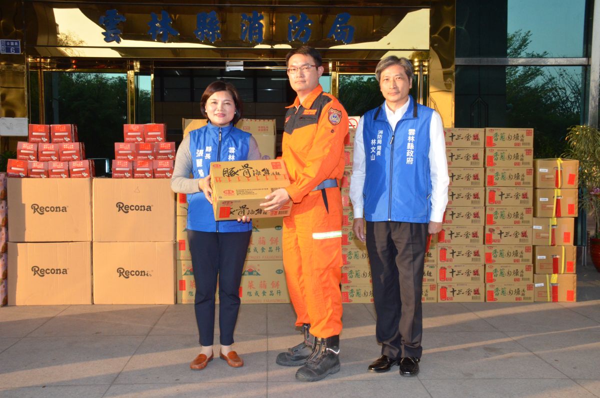▲雲林縣長張麗善與議長沈宗隆關懷警、義消同仁，春節期間執行防火防災工作並準備物資勉勵辛苦。（圖／記者洪佳伶攝，2019.01.30）