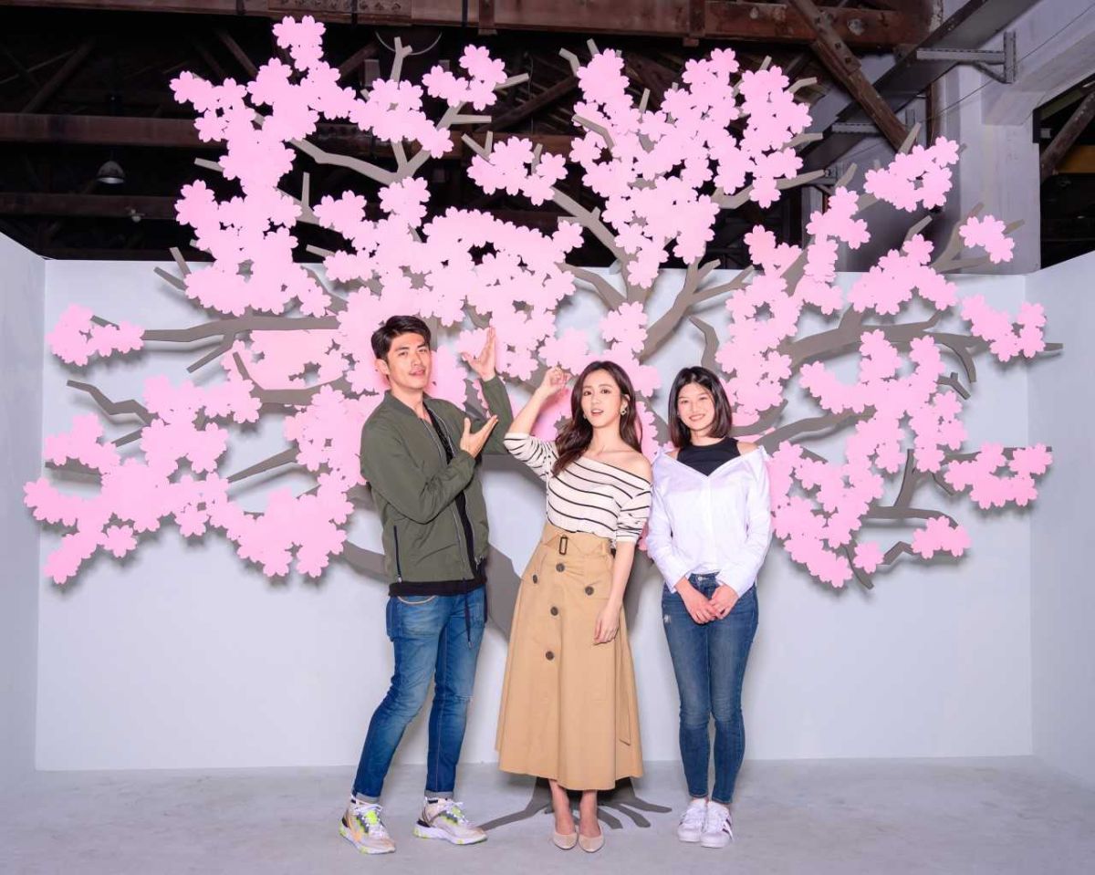 ▲梁正群（左起）、周曉涵、虹茜一起看展。（圖／寬宏藝術提供）