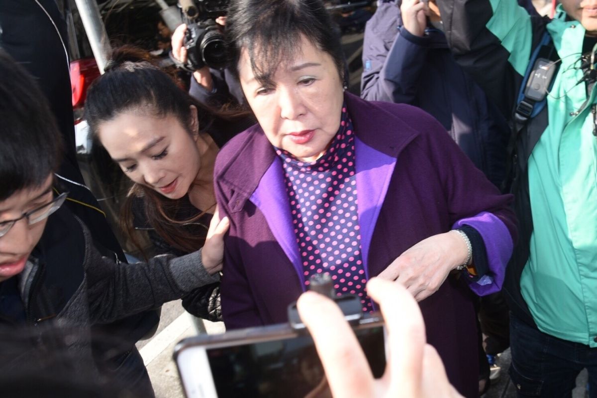 ▲去年初曾掌摑前文化部長鄭麗君的資深藝人鄭惠中到李登輝追思會場潑漆，遭送法辦。總統府表示，將採取一切必要法律措施，追究當事人責任。（資料畫面／NOWnews攝影中心）