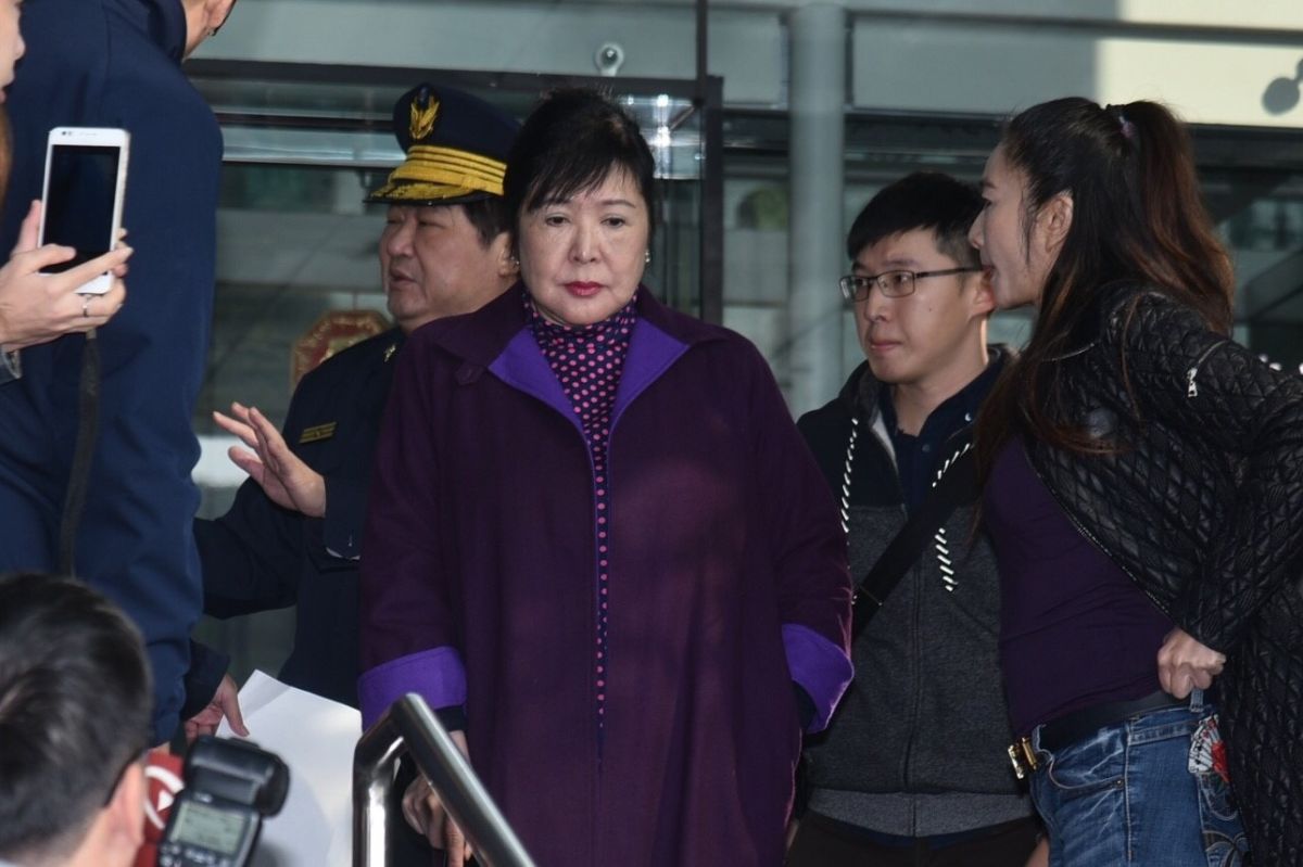 ▲今天有民眾到設於台北賓館的李登輝追思會場鬧場，拿著裝有紅色油漆的氣球砸向李登輝遺照，隨即遭到逮捕。據了解，該民眾就是曾掌摑前文化部長鄭麗君的資深藝人鄭惠中。（資料照片／NOWnews攝影中心）