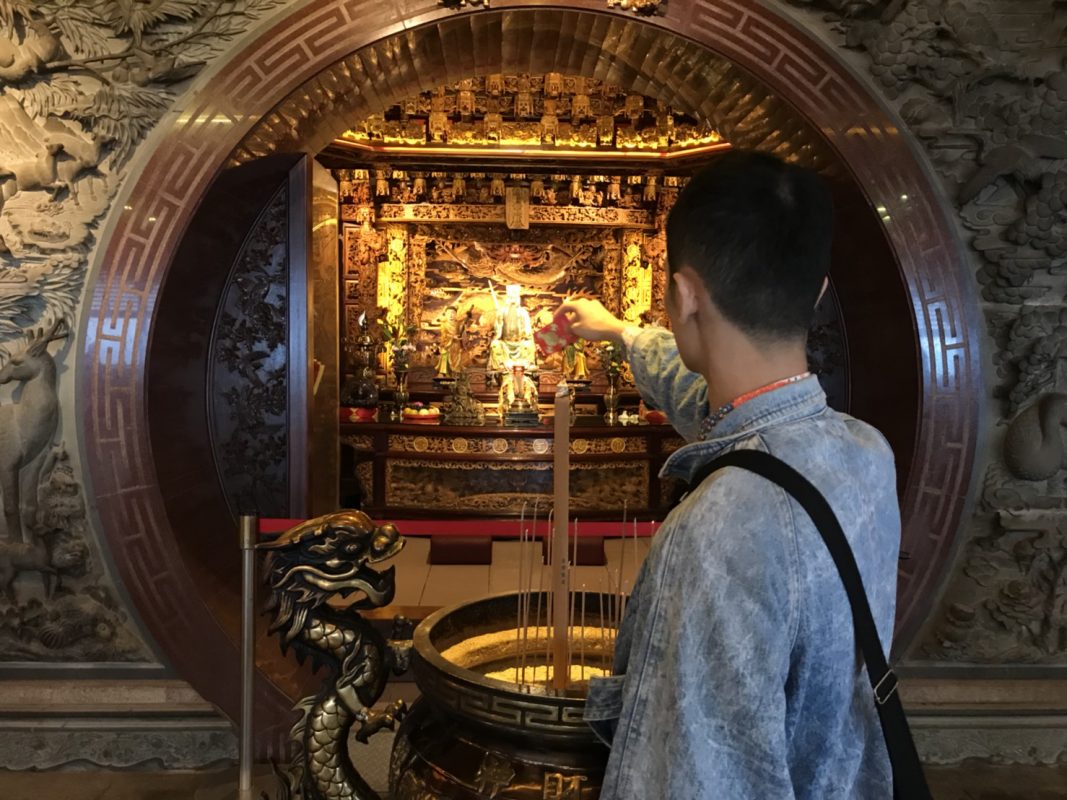 到烘爐地福德宮換錢母。（圖／連宜方攝）