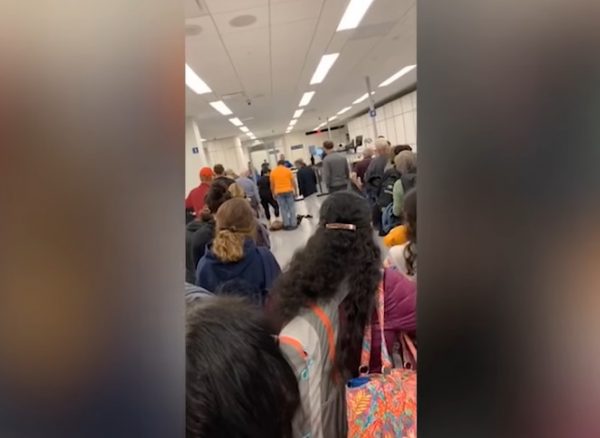 有旅客拍下奧蘭多國際機場的安檢門前，出現一陣小小混亂。