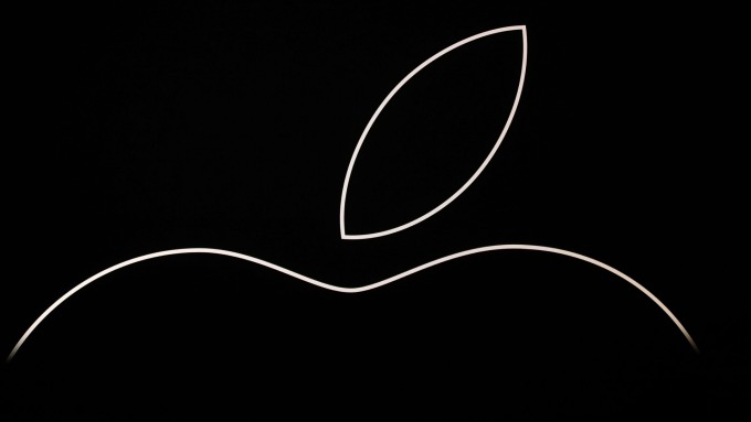 ▲ Apple slashed revenue guidance.