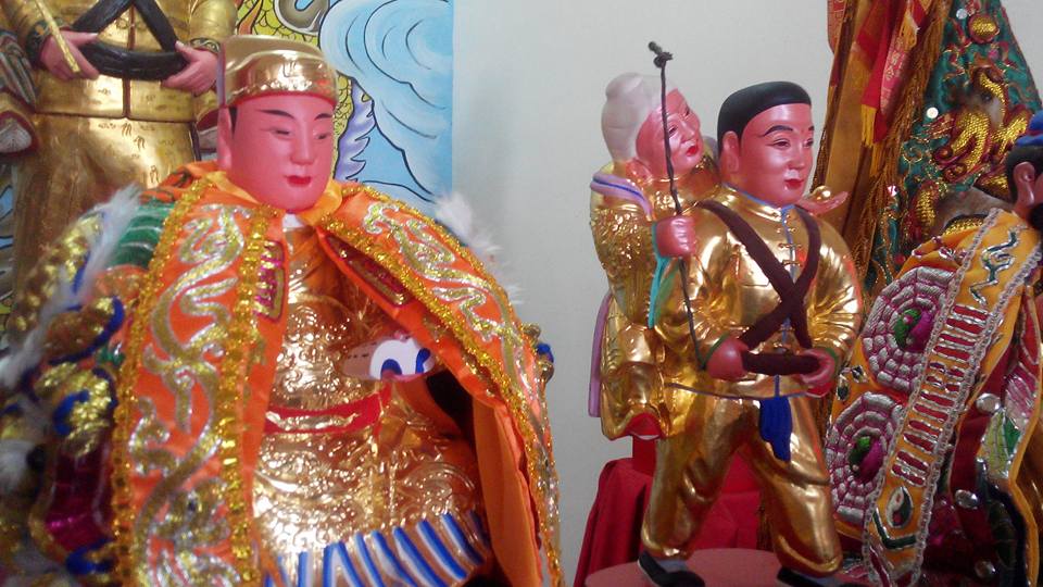 老師傅揹王母（圖右）神尊背後有一感人故事。（圖／網友鄭文華上傳至臉書）