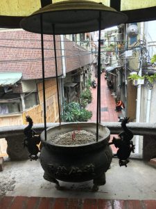 二樓潮江寺的香爐正對米市巷。（圖／保庇NOW資料照）