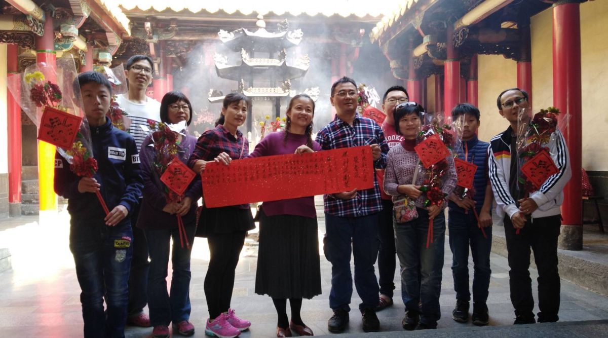 ▲春仔花擲筊比賽，聖筊最多前8名，每名可帶一對供神花回家。（圖／記者洪佳伶攝，2019.01.31）