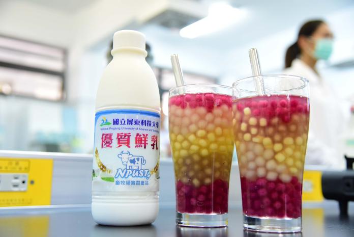 水果珍珠色彩繽紛，用熱水泡軟後再加入飲料中即可食用。（圖／屏科大提供）