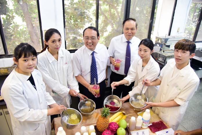 水果珍珠創始人謝寶全教授（右三）將原料化為神奇，把水果變成台灣最夯的外銷產品。（圖／屏科大提供）