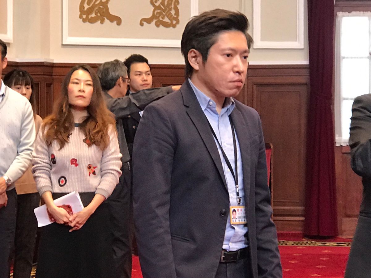 對於總統府永和警衛室主任曾維聰擅離並飲酒一事，總統府發言人張惇涵1日表示，已給了適當的處分（圖／記者林人芳攝）