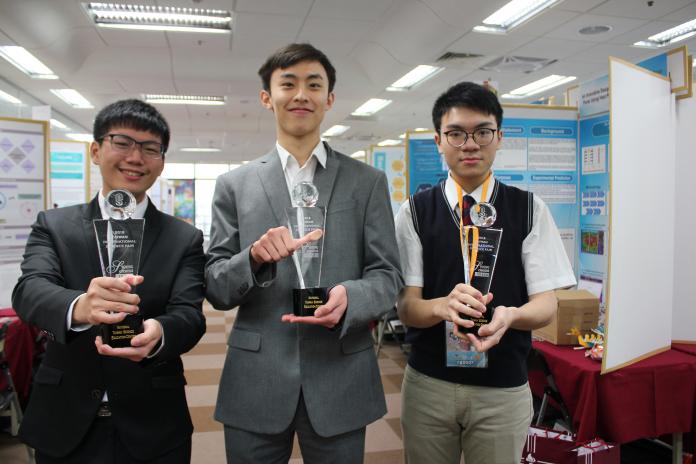 2019台灣國際科學展覽會最大獎「青少年科學獎」於稍早揭曉，獲獎者分別為陳柏融（左起）、溫頌、勞志毅。（圖／記者許維寧攝）