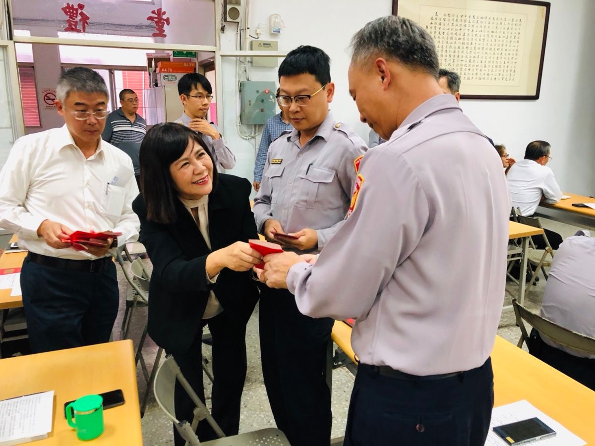 ▲高雄市議會副議長陸淑美代表高雄市議會特地前往鳳山分局進行慰勞。(圖／記者郭凱杰翻攝，2019.02.01)