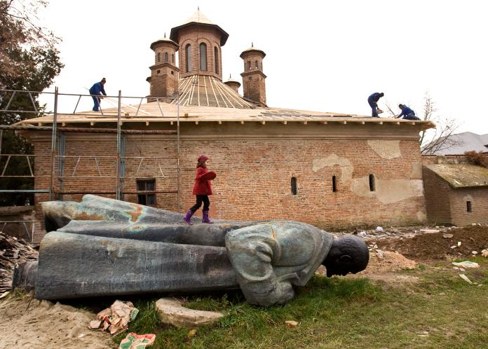 羅馬尼亞社會主義共和國垮台後，首都布加勒斯特的列寧雕像遭移除，棄置於荒郊野外。（圖／美聯社）