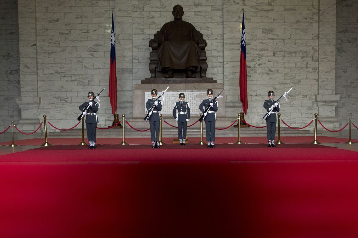 根據國際間轉型正義慣例，不義遺址最著名者為納粹奧茲威辛集中營，按照慣例，遺址都將保留共後人憑弔、作為歷史借鏡。而威權象徵處理方式，東歐諸國於蘇聯解體後多選擇將銅像拉倒、移除。（圖／美聯社）