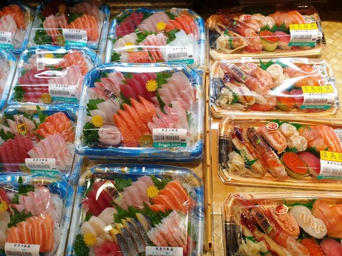 ▲微風南山B1微風超市中的海鮮生魚片區，有各式讓人食指大動的壽司、生魚片，是最有人氣的區域之一。（圖／記者許家禎攝）