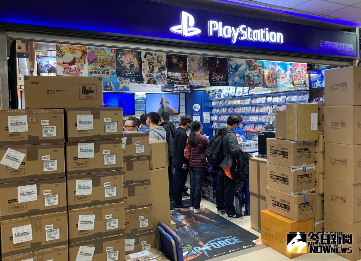 ▲買遊戲機建議直接上門市選購，還可諮詢店家。（圖／記者劉士成攝）