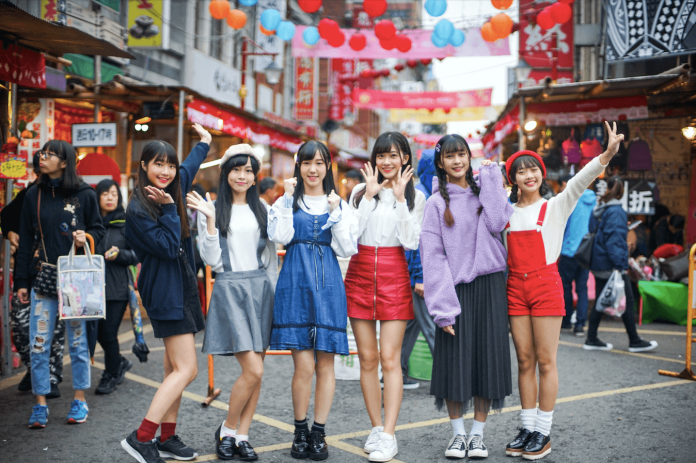 ▲AKB48 TEAM TP中的6位團員到年貨大街採購。（圖／好言娛樂提供）