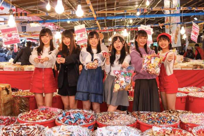 ▲AKB48 TEAM TP中的6位團員到年貨大街採購。（圖／好言娛樂提供）
