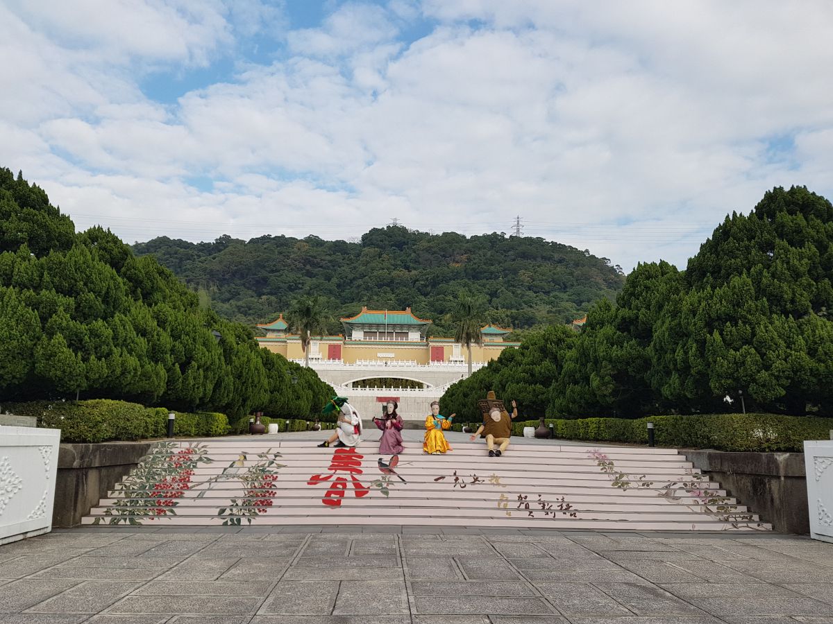 故宮新年期間換新裝，應景鳥譜地貼迎新春。（圖／故宮博物院提供）