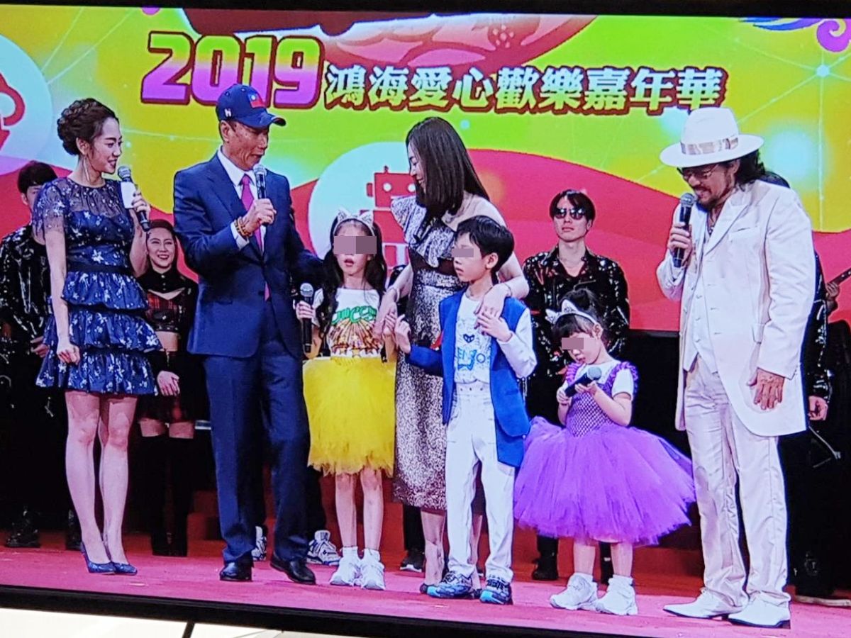 ▲郭董小孩妞妞與小虎一個大跳韓舞、一個打鼓，讓郭董超驚喜。（圖／記者許家禎攝，2019.2.2）