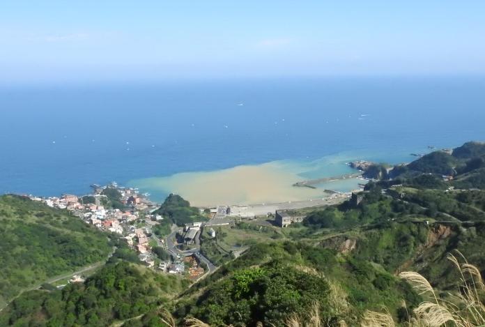 報時山步道上可將北海岸知名的地景「陰陽海」收入眼簾。（圖／記者葉滕騏攝）