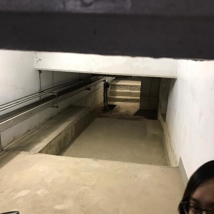 在行政院行政大樓底下，有一個 鮮為人知的地下防空通道。（圖／林人芳攝，2019,02,06