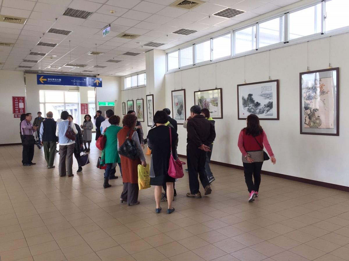 ▲魏金枝畫家的水墨畫在嘉義市轉運中心二樓展覽，吸引遊客佇足。（圖／記者 陳 鐘 聲 攝 , 2019.02.02）