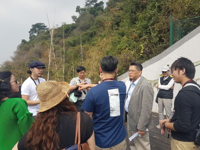 ▲縣府交通旅遊處處長黃國維也特別與專家們一同走訪相關路線並共同研商從大景點導入人流並且連結部落觀光的路線和方式。(圖／屏縣府提供）