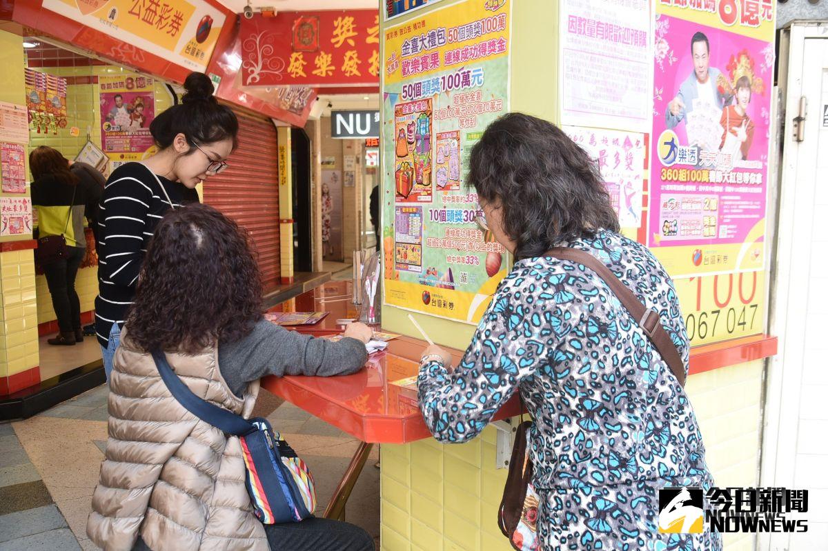 ▲除夕大樂透與威力彩頭獎通通無人中獎，大樂透獎金1.26億元、威力彩頭獎累積金額2.96億元，將分別在明(大年初一)與大年初三開獎。（圖／林柏年攝）