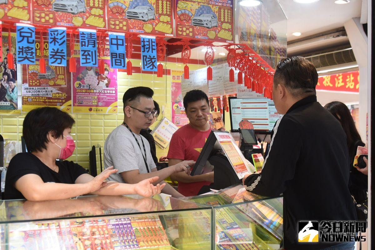 ▲中年婦女買完刮刮樂特別拿到廟裡過香爐，結果幸運刮中百萬獎。（示意圖／NOWnews資料照片）