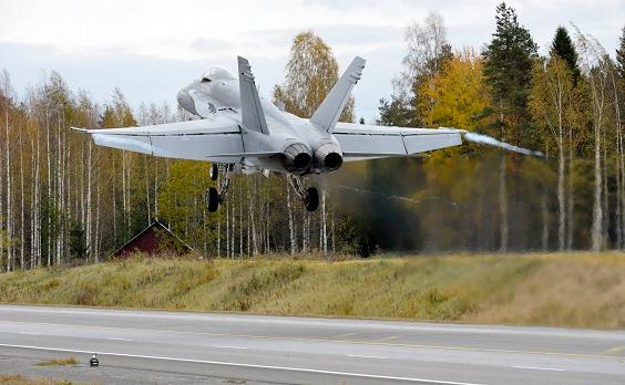 ▲芬蘭空軍F/A-18C戰機在高速公路上降落。（圖／芬蘭國防部）