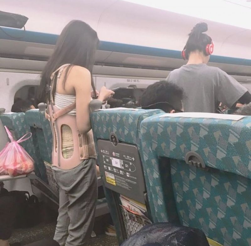 ▲脊椎開刀裝背架，搭高鐵「台中→桃園」無人讓座讓她心寒。（圖／翻攝自爆廢公社, 2019.02.03）