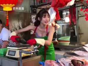 最美魚販 ▲最美魚販-阿澎,穿上綠色防水圍裙,在社頭傳統菜市場裡幫家裡殺魚賣魚,有如專業賣魚女的俏模樣。(圖/記者陳雅芳攝,2019.02.03)