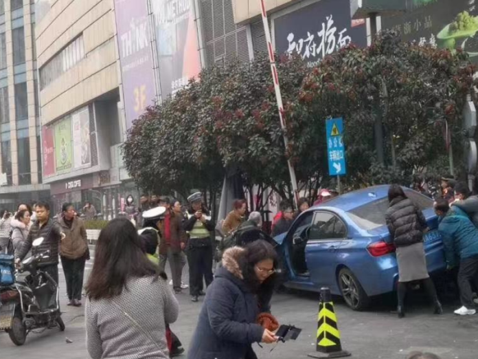 ▲雄獅旅行團旅客今(3日)上午在上海於步行前往景點的路上遭衝撞，造成1死9傷。 (圖 / 翻攝自網路)