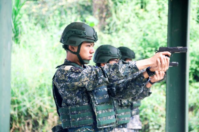 ▲陸軍機步333旅砲兵營於萬金營區實施45手槍射擊鑑測。（圖／軍聞社提供）