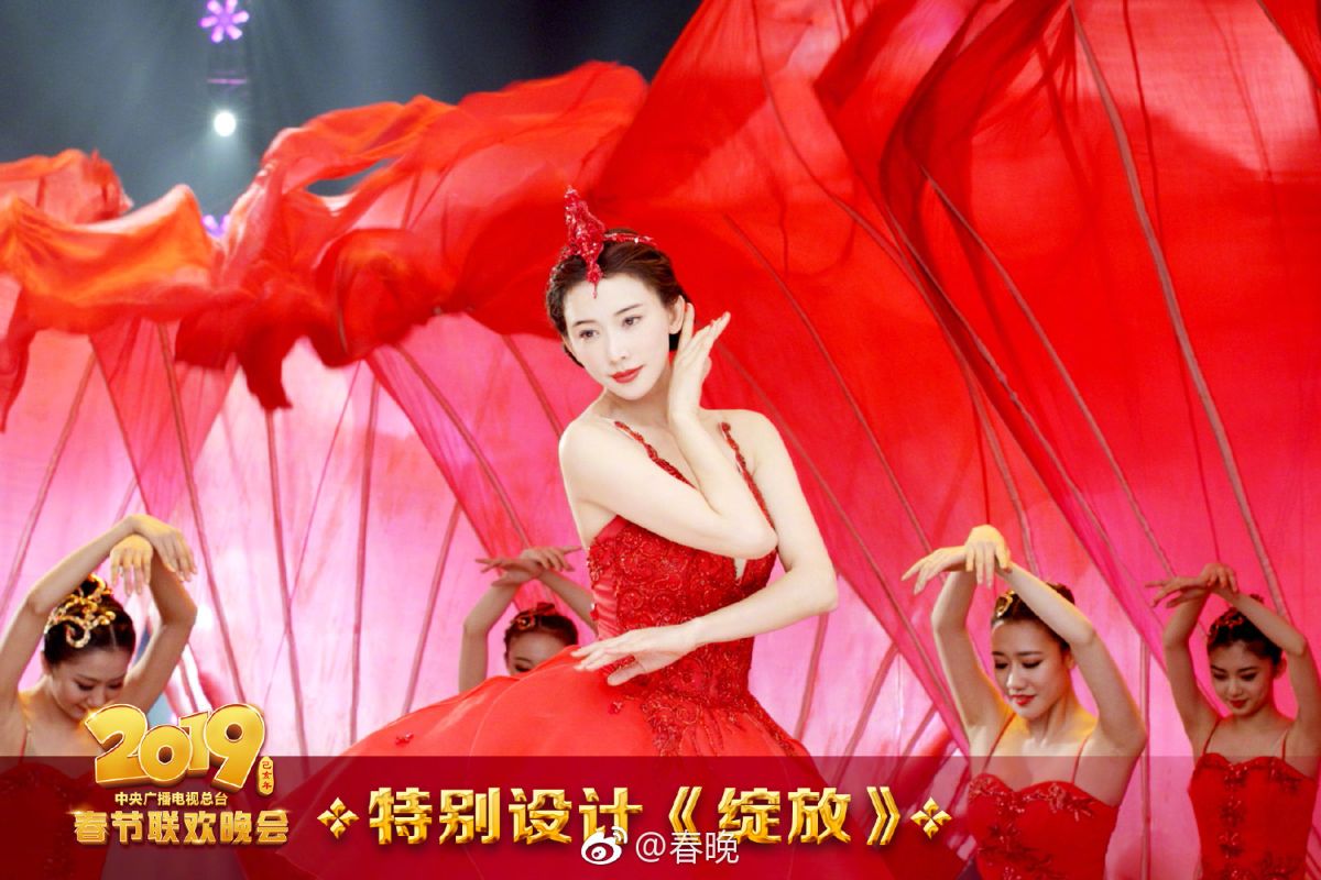 ▲林志玲挑戰水上芭蕾，高水準演出驚豔全場。（圖／翻攝自春晚微博, 2019.02.05）