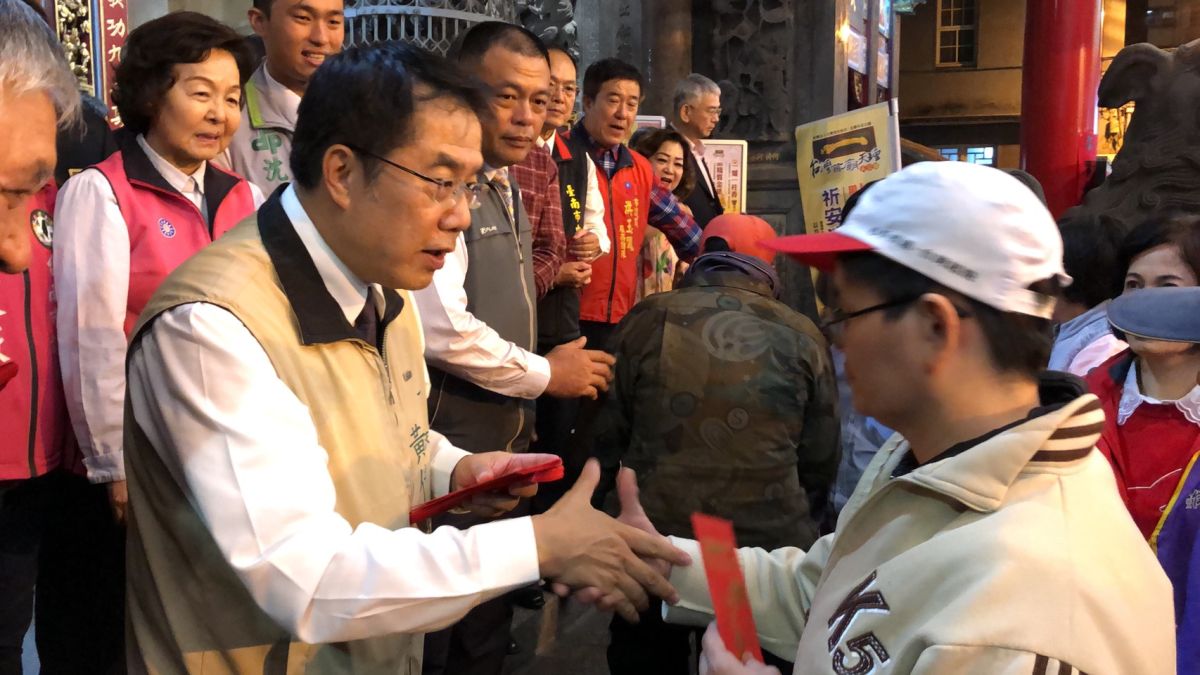 ▲除夕夜，台南市長黃偉哲至台灣首廟天壇發紅包。（圖／記者陳聖璋攝）