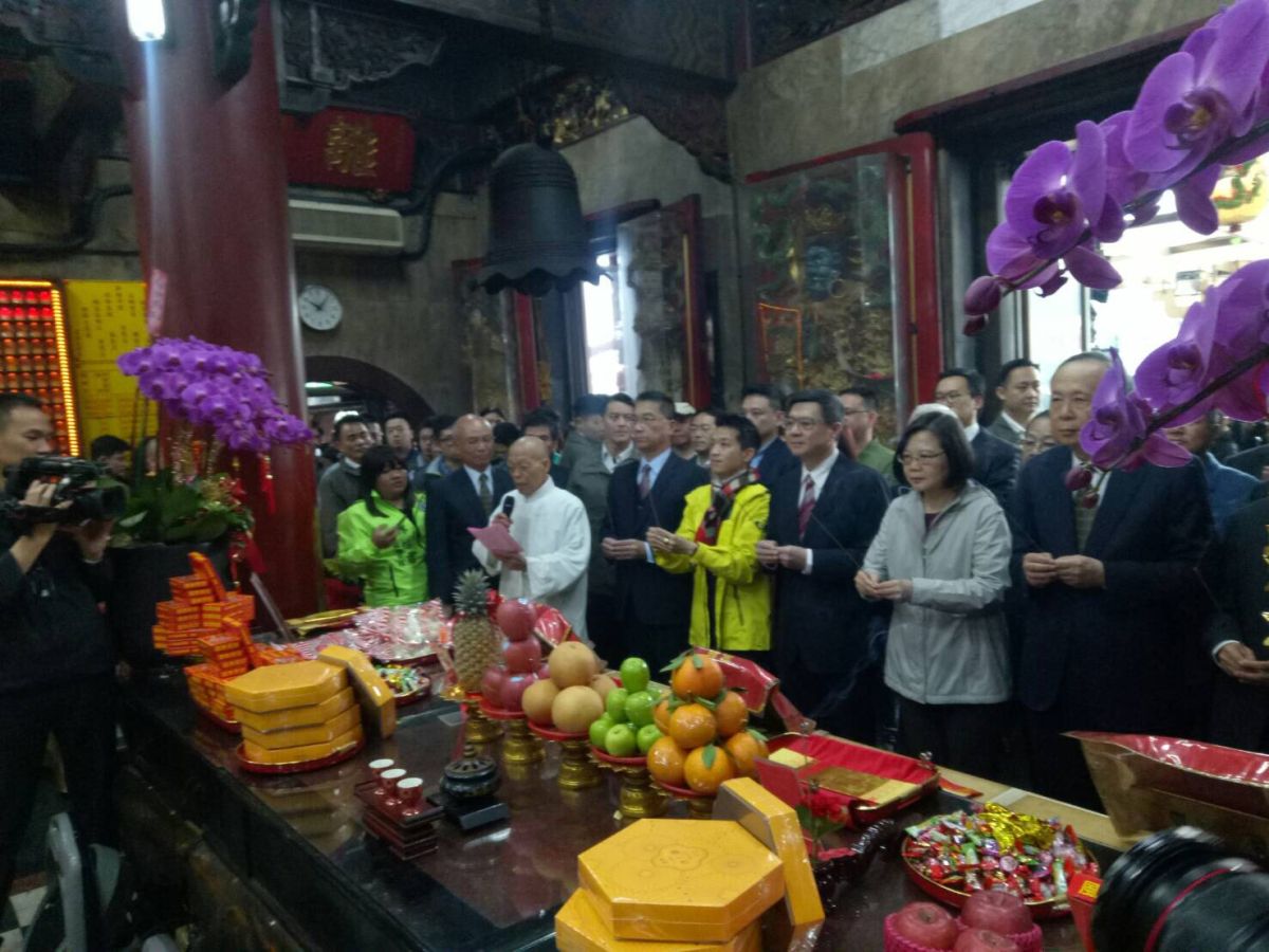 蔡英文總統赴覺修宮上香祈福，內政部長徐國勇、民進黨立委何志偉與民進黨主席卓榮泰陪同。（圖／何志偉辦公室提供 ,2019.2.5）