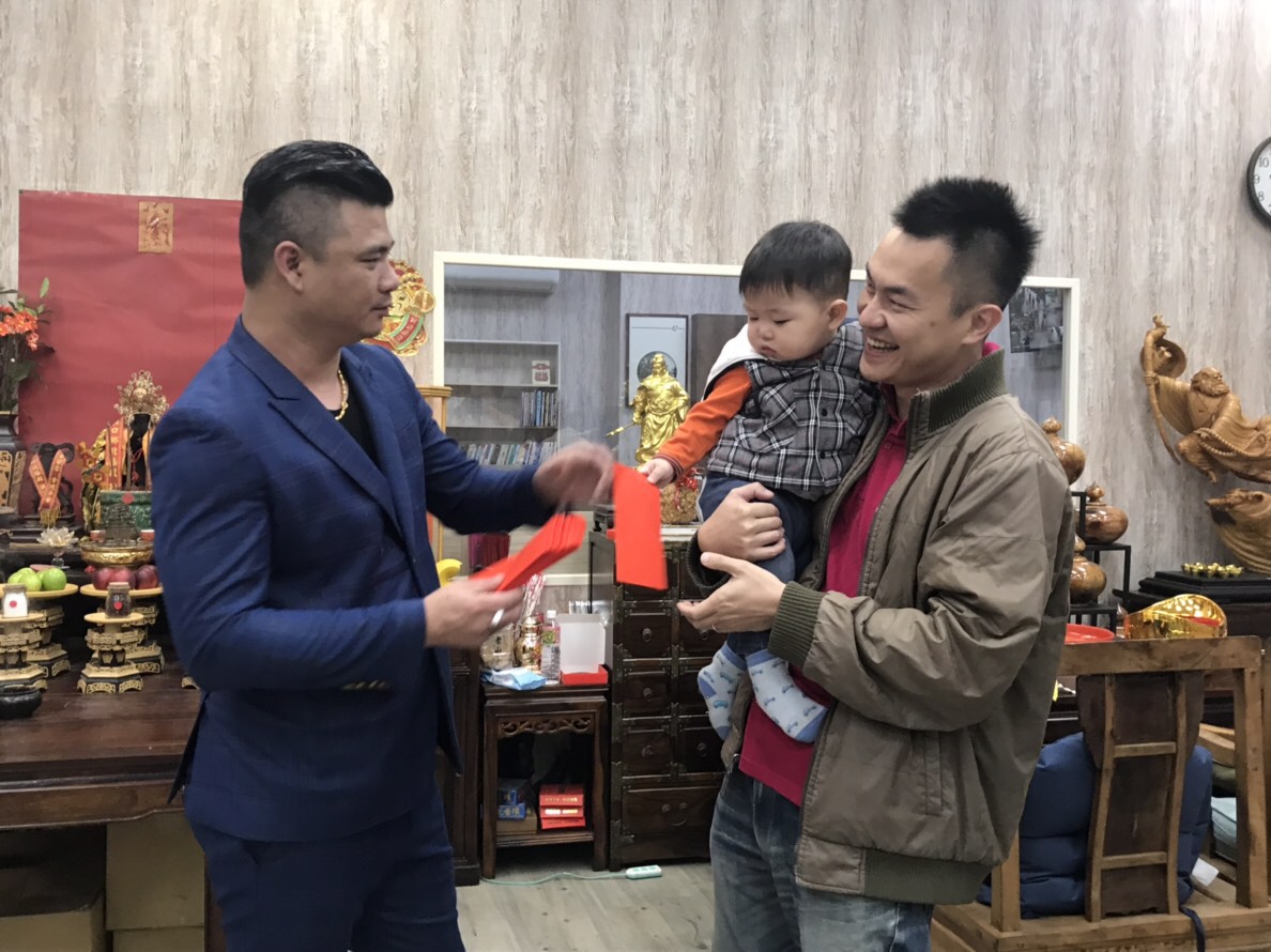 ▲「超狂直播主」林揚竣春節發紅包，每個
600元，手筆大，老少都有（圖／金武鳳攝，2019.02.05)