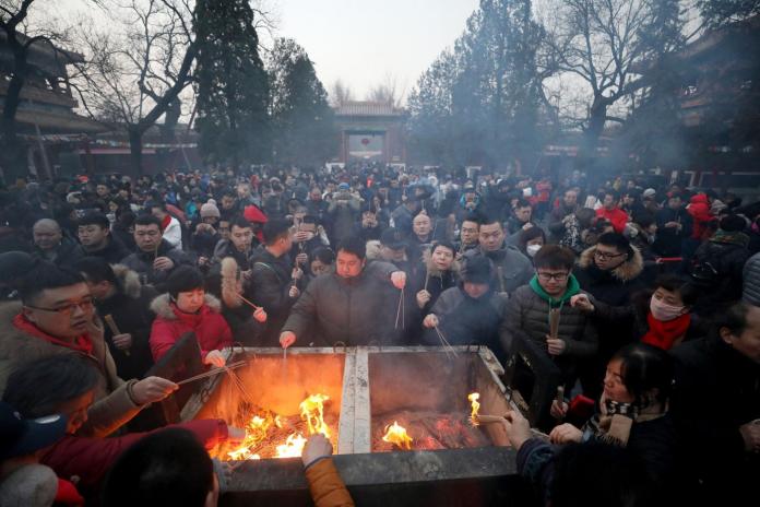 北京民眾也流行「搶頭香」！　雍和宮參拜祈福人潮洶湧
