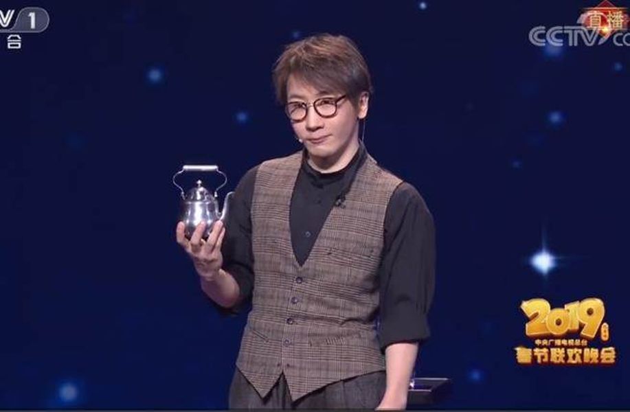 ▲劉謙對於春晚表演被拍到疑似「穿幫影片」做出澄清，表示對沒有暗樁。（圖／翻攝自微博＿