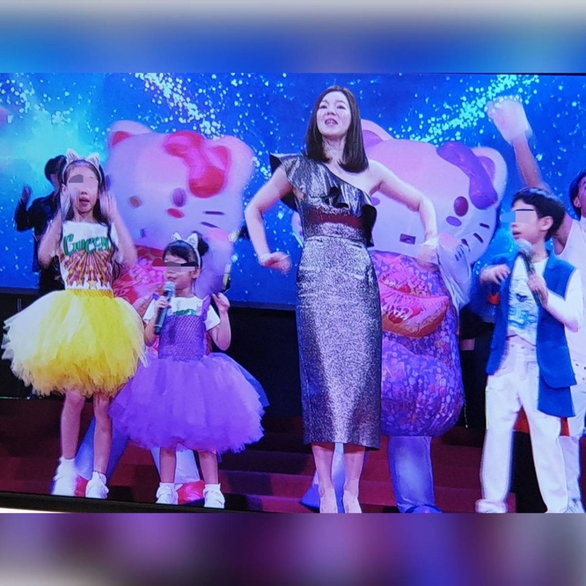 ▲ 2 月 2 日鴻海愛心嘉年華上，曾馨瑩與 3 小孩台上跳舞動作，當時小腹平坦、腳踩高跟鞋，完全看不出來有懷孕跡象。（圖／翻拍自鴻海愛心嘉年華直播畫面）