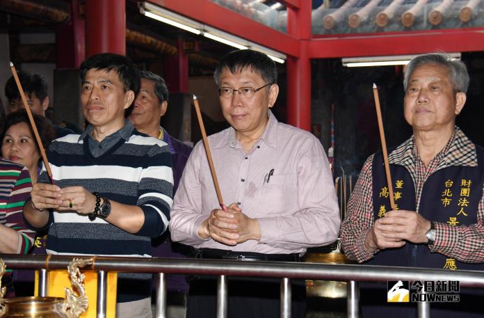 柯文哲走春拜廟